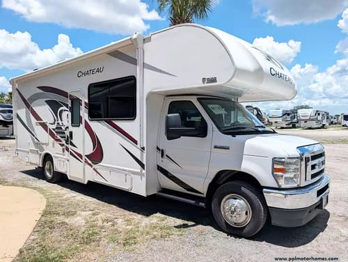 63630 - 30' 2022 Thor Chateau Series 27R w/Slide Image 1