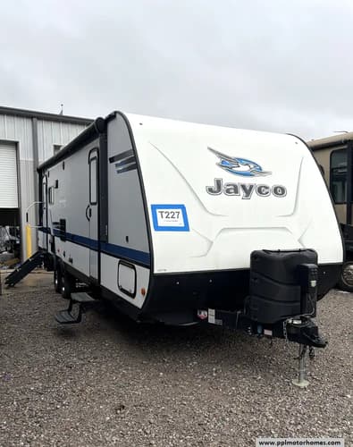 65039 - 31' 2018 Jayco Jay Feather 27RL w/Slide Image 1