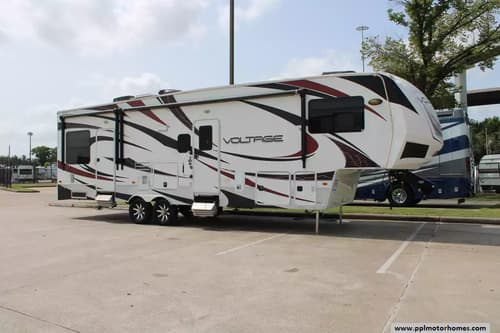 64008 - 35' 2013 Dutchmen Voltage 3200 w/2 Slides & Generator  - Toy Hauler Image 1