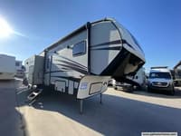 61201 - 33' 2018 Crossroads Cruiser Aire 28 RD w/3 Slides Image 1