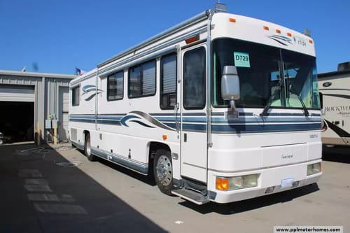 61213 - 34' 2000 Foretravel Unicoach 3400 U270 350hp Cummins Image 1