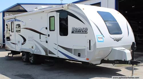 63526 - 28' 2017 Lance 2375 w/Slide Image 1