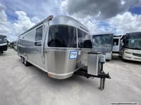 60099 - 27' 2018 Airstream Flying Cloud 27FB QUEEN Image 1