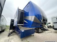 62607 - 43' 2022 Thor Redwood 3981FK w/5 Slides Image 1