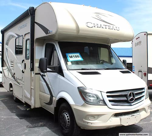 64497 - 24' 2018 Thor Chateau 24FS w/2 Slides Image 1