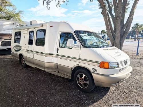 62985 - 22' 2002 Winnebago Rialta 22HD Image 1