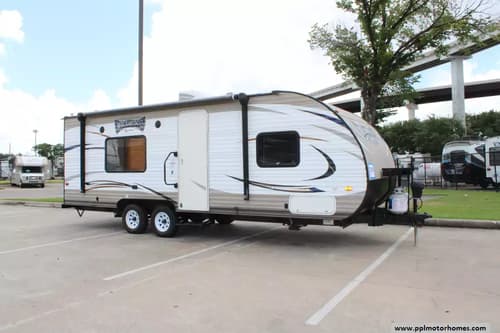 63616 - 26' 2017 Forest River Wildwood X-Lite 241QBXL Image 1
