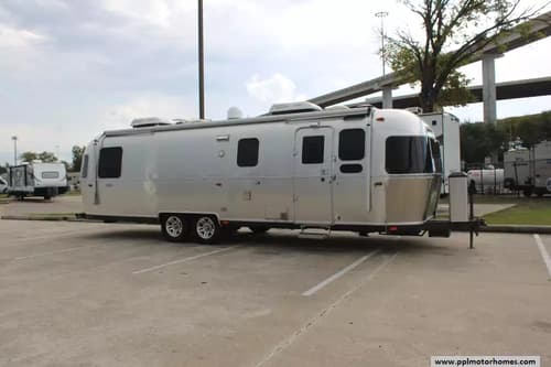 61625 - 31' 2016 Airstream Classic 30 Image 1