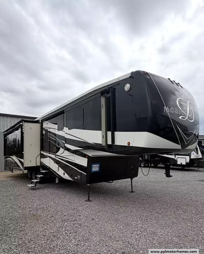 64897 - 44' 2019 Drv Mobile Suites 44 CUMBERLAND w/3 Slides & Generator Image 1