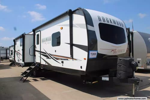 60458 - 33' 2022 Forest River Rockwood Ultra Lite 2720IK w/3 Slides Image 1
