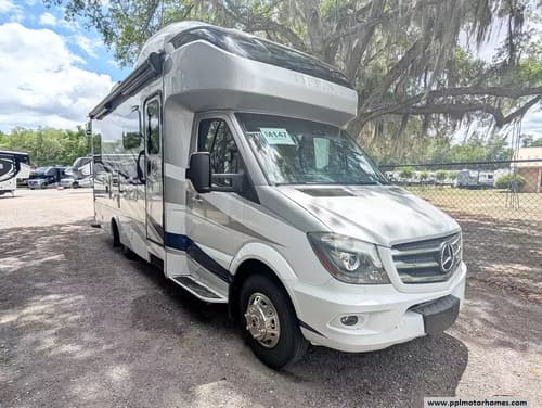 62853 - 24' 2018 Tiffin Wayfarer 24QW w/2 Slides Image 1