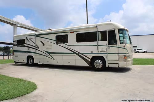 63286 - 40' 2000 Country Coach MAGNA 385hp Caterpillar w/Slide Image 1