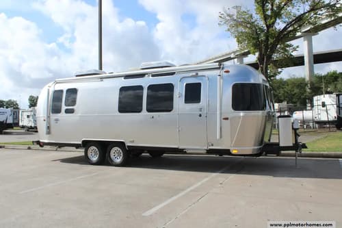 64691 - 28' 2018 Airstream International Signature 28RB QUEEN Image 1
