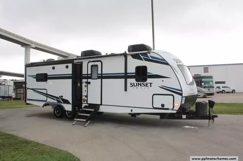 62806 - 32' 2021 Crossroads Sunset Trail Super Lite 285CK w/2 Slides Image 1
