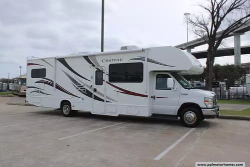 62240 - 32' 2013 Thor Chateau M31 w/2 Slides Image 1