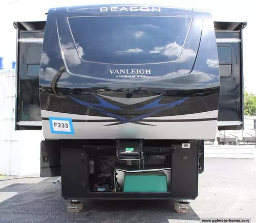 62834 - 42' 2022 Vanleigh RV Beacon 41FLB w/5 Slides & Generator Image 1