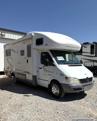 64702 - 24' 2006 Winnebago View 23J w/Slide Image 1