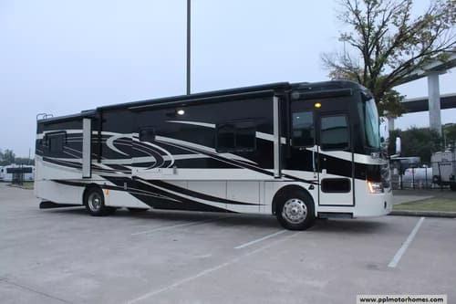 61328 - 40' 2010 Tiffin Phaeton M40 360hp Cummins w/4 Slides Image 1
