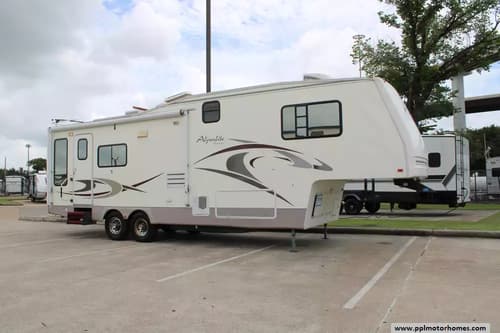63409 - 36' 2004 Western Recreational Alpenlite AUGUSTA 32RL w/2 Slides & Generator Image 1
