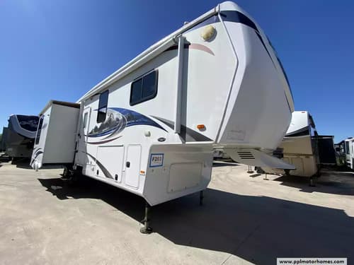 63397 - 36' 2011 Heartland Bighorn 3070RL w/3 Slides & Generator Image 1