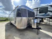 60190 - 29' 2019 Airstream Tommy Bahama 27FB QUEEN Image 1