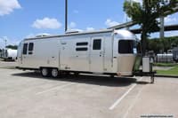 60271 - 31' 2018 Airstream Flying Cloud 30RB QUEEN Image 1