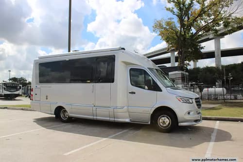 61101 - 25' 2021 Airstream Atlas Murphy Suite Diesel TOMMY BAHAMA w/Slide Image 1