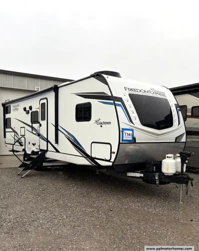 64960 - 34' 2023 Coachmen Freedom Express Ultra Lite 294BHDS w/Slide - Bunk House Image 1