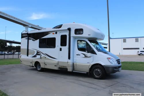 64031 - 24' 2011 Winnebago Itasca Navion 24J w/Slide Image 1