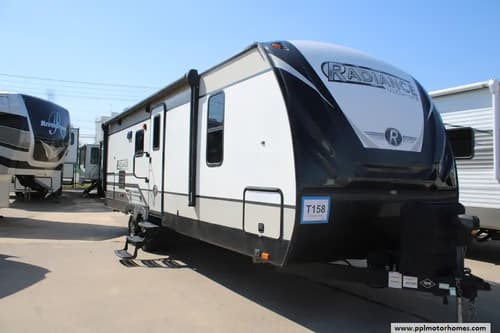 64087 - 31' 2019 Cruiser RV Radiance Ultra Lite 26RE w/Slide Image 1