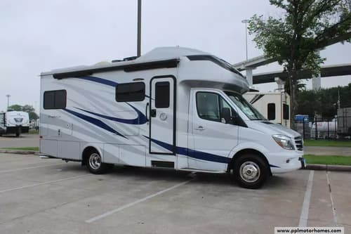 63019 - 24' 2018 Tiffin Wayfarer 24TW w/Slide Image 1