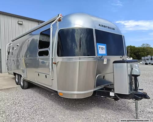 60906 - 28' 2019 Airstream Flying Cloud 27FB TWIN Image 1