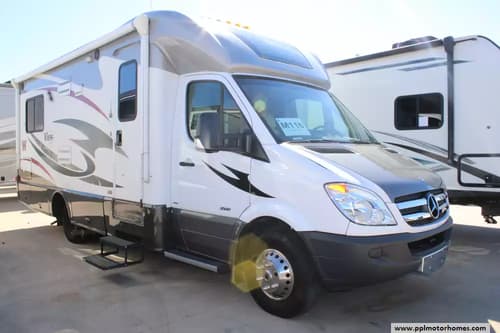 61114 - 25' 2014 Winnebago View Profile 24V w/Slide Image 1