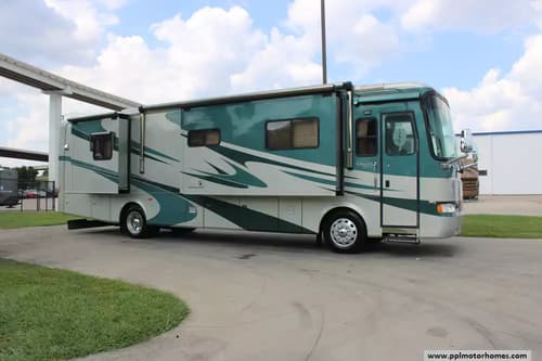 60720 - 38' 2006 Monaco Knight 38PDQ 330hp Cummins w/4 Slides Image 1