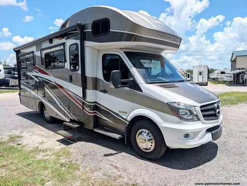 64143 - 25' 2017 Winnebago View 24J w/Slide Image 1
