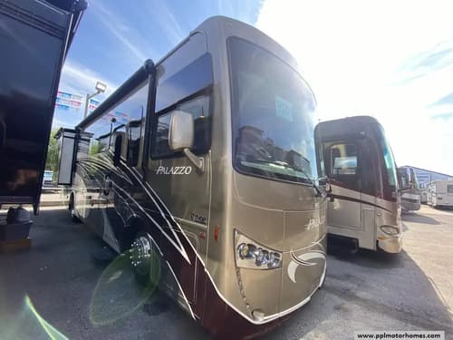 64788 - 35' 2017 Thor Palazzo 33.2 300hp Cummins w/2 Slides Image 1