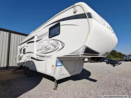 61283 - 34' 2010 Keystone Montana 2955RL w/2 Slides Image 1