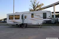 61247 - 38' 2021 Palomino Columbus Compass 329DVC w/3 Slides Image 1