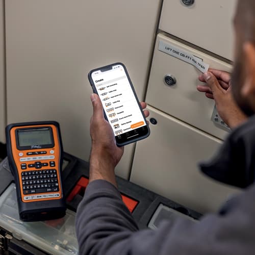 Brother P-touch PT-E560BTVP Étiqueteuse industrielle portable avec BluetoothMD et coupe automatique à deux réglages