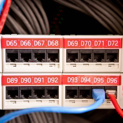 Brother TZe435 Ruban laminé rouge avec texte blanc authentique pour étiqueteuses P-touch, 12 mm de largeur x 8 m de longueur
