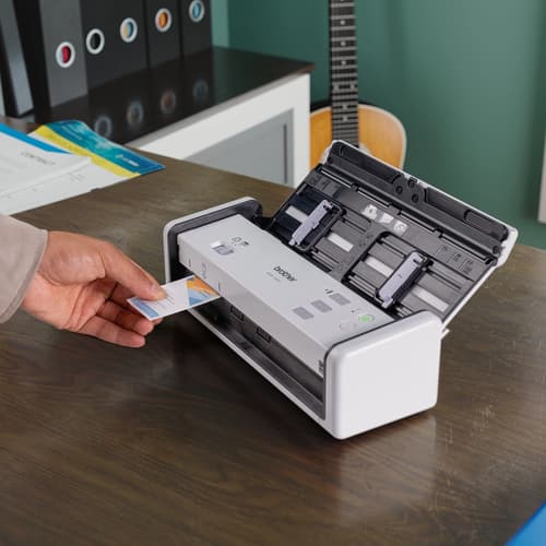 Brother ADS-1300 Scanner de bureau compact doté de fonctions de numérisation faciles pour petites entreprises et particuliers