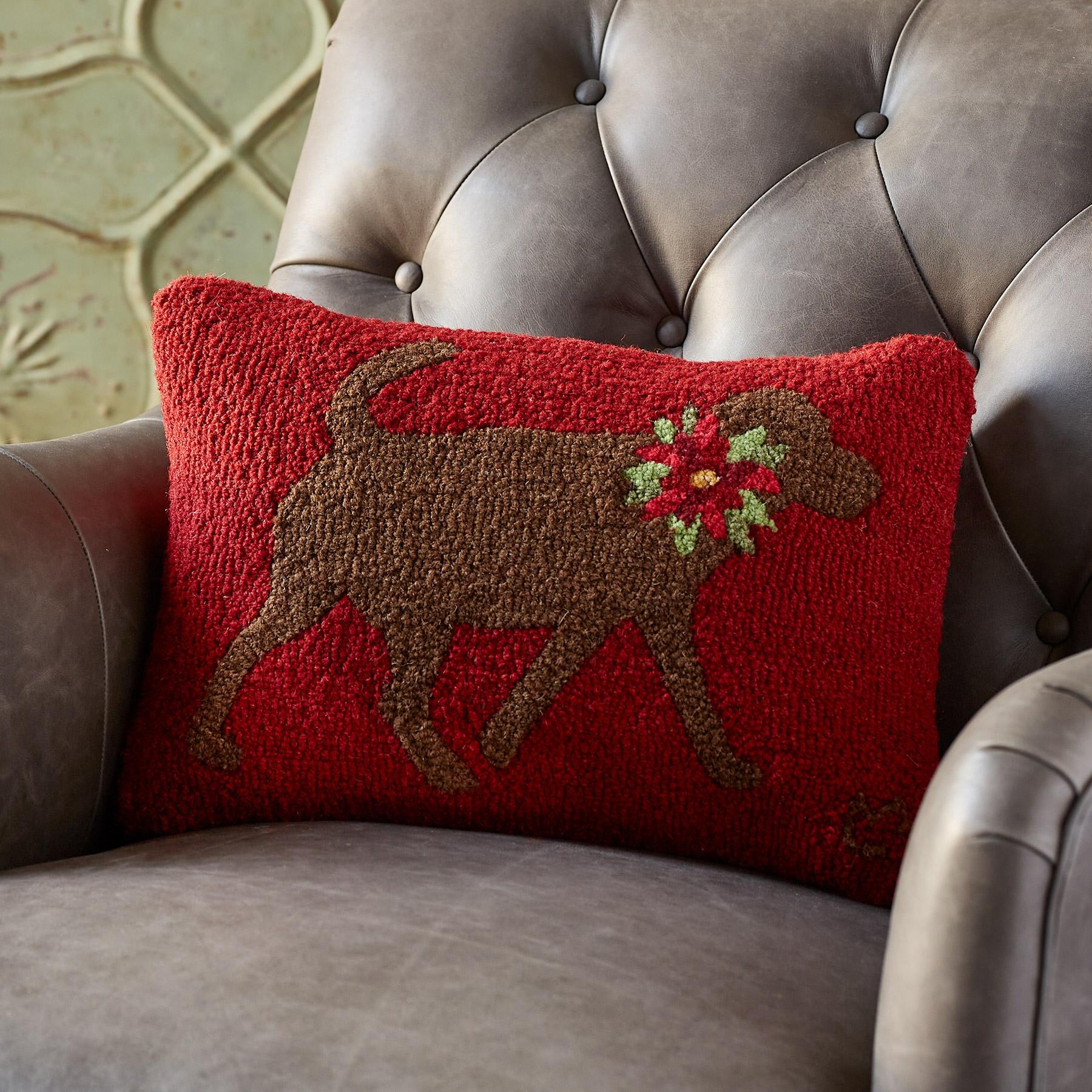 Chocolate lab outlet christmas pillow