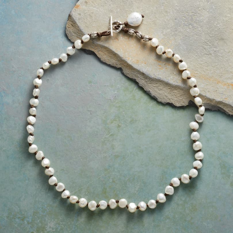 EASYGOING PEARL NECKLACE view 1