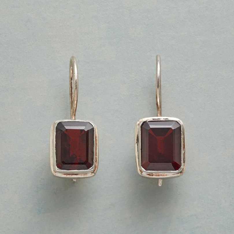 RED SQUARE EARRINGS view 1