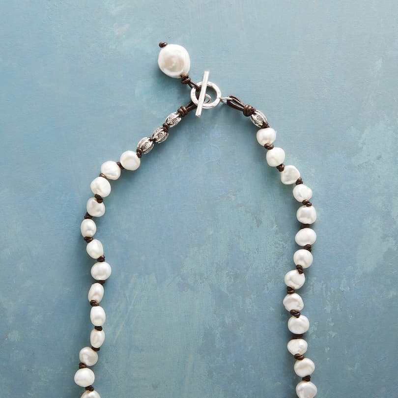 EASYGOING PEARL NECKLACE view 2