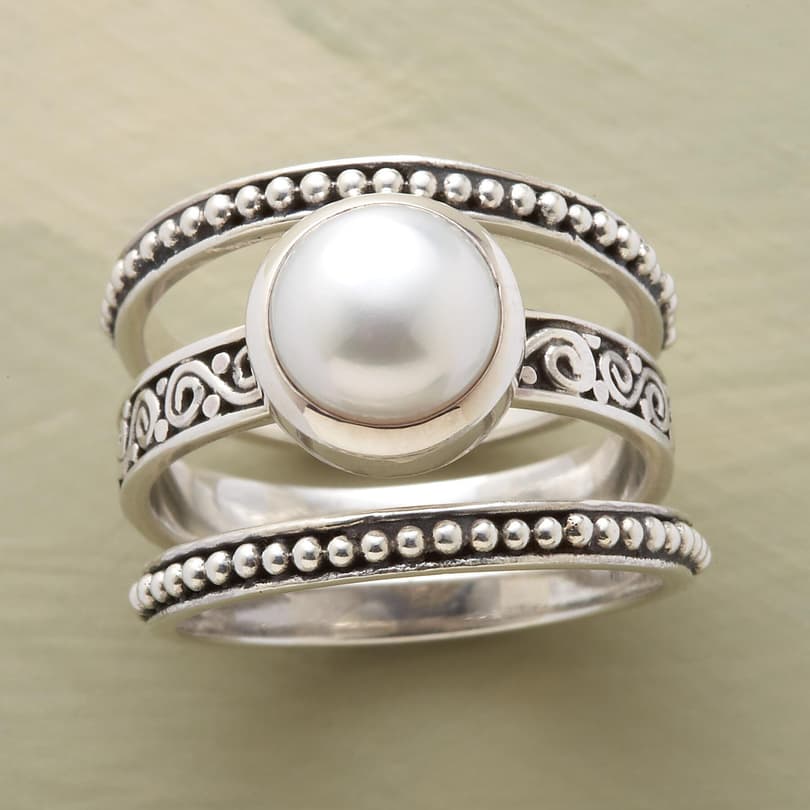 BOUNDARIES PEARL RING TRIO view 1