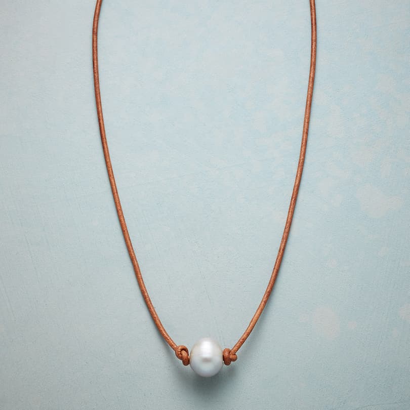 GRACEFUL PEARL NECKLACE view 1