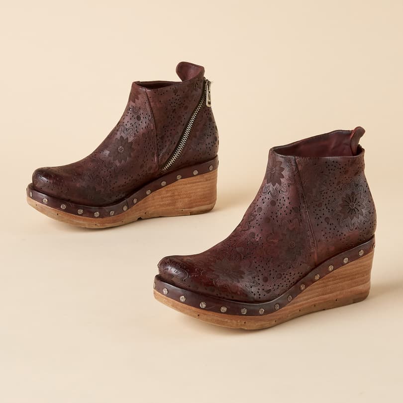 Below sunset shop clog boot