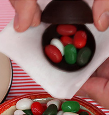 Closing Chocolate ball filled with Jelly belly jelly beans